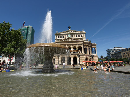 Fotos Alte Oper mit Brunnen