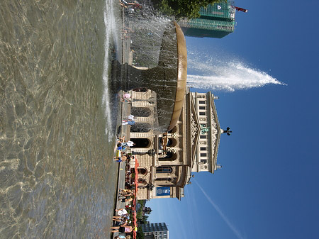 Alte Oper mit Brunnen