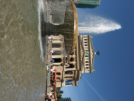 Fotos Alte Oper mit Brunnen