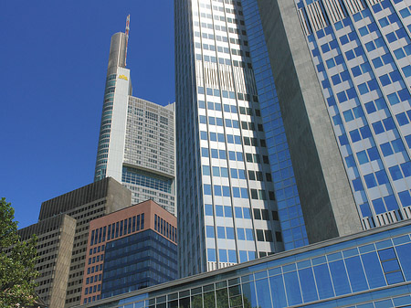Commerzbanktower mit Häusern Fotos