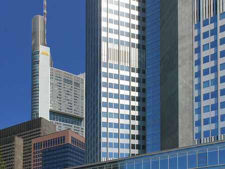 Foto Commerzbanktower mit Häusern