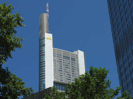 Commerzbanktower mit Häusern Fotos