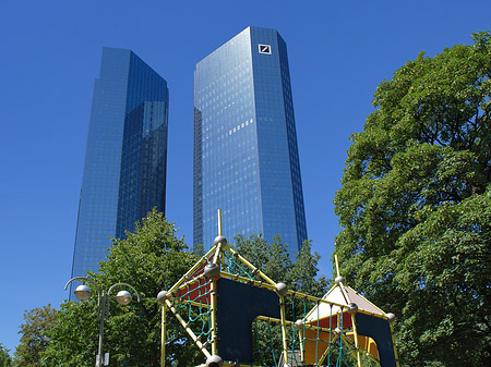 Deutsche Bank mit Spielplatz Fotos