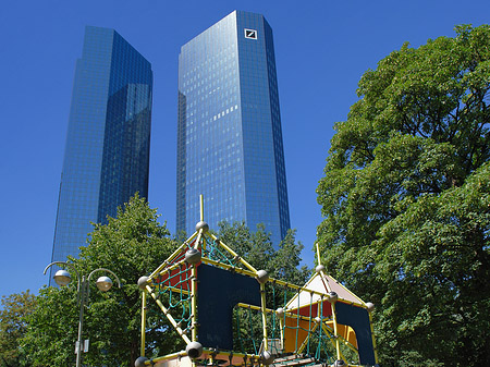 Deutsche Bank mit Spielplatz Foto 