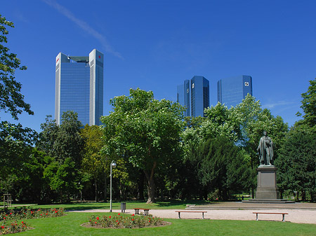 Trianon hinter Schillerstatue
