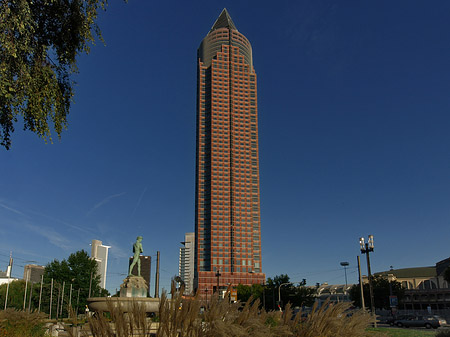 Messeturm mit Merkurbrunnen Foto 