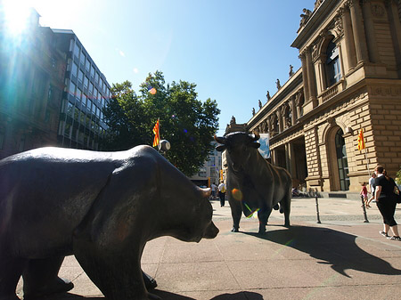 Wertpapierbörse mit Bulle und Bär
