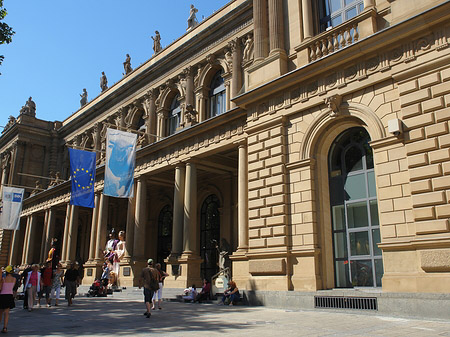 Foto Wertpapierbörse mit Flaggen - Frankfurt am Main