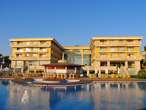 Fotos Hotel mit Pool bei Dämmerung | 