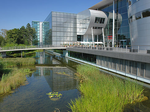 Gläserne Manufaktur mit Teich Fotos