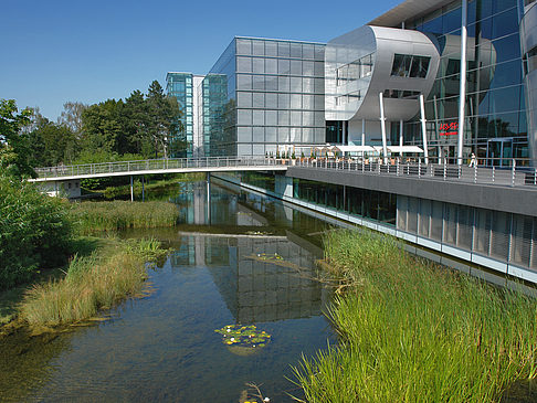 Foto Gläserne Manufaktur mit Teich - Dresden