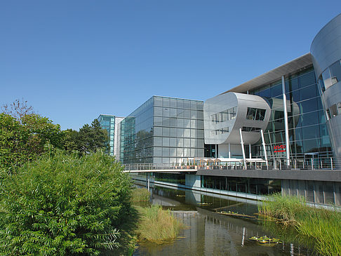 Fotos Gläserne Manufaktur mit Teich
