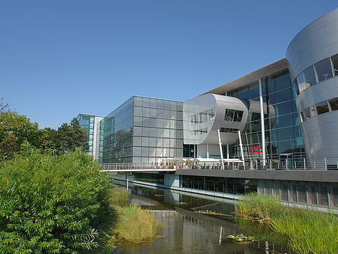 Fotos Gläserne Manufaktur mit Teich