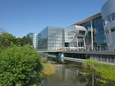 Gläserne Manufaktur mit Teich Fotos