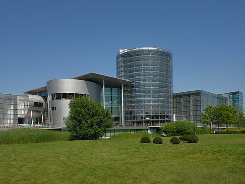 Fotos Gläserne Manufaktur mit Wiese | Dresden