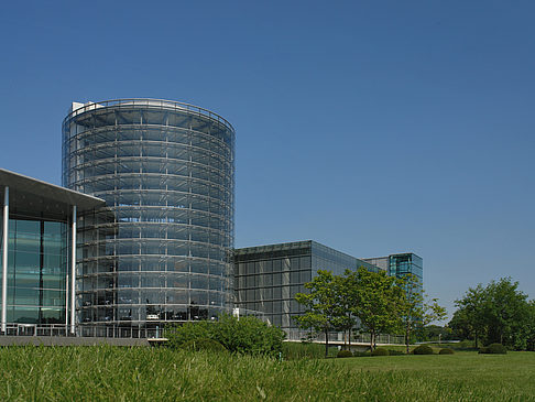 Fotos Gläserne Manufaktur mit Wiese