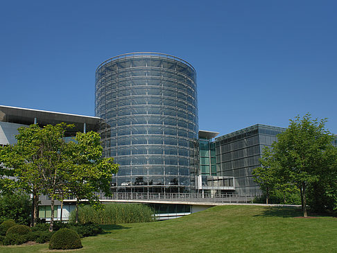Foto Gläserne Manufaktur mit Wiese