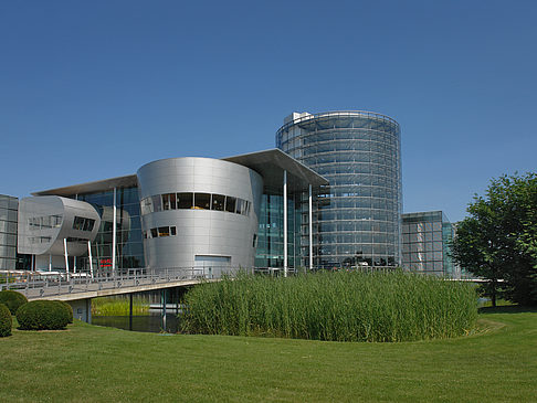 Gläserne Manufaktur mit Wiese
