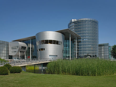 Foto Gläserne Manufaktur mit Wiese - Dresden