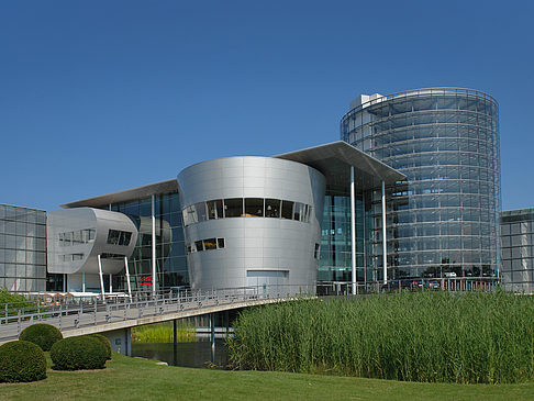 Gläserne Manufaktur mit Wiese Foto 