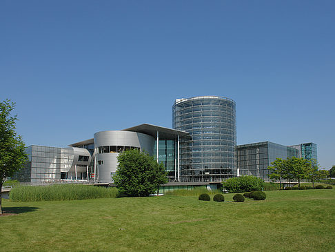 Gläserne Manufaktur mit Wiese Fotos