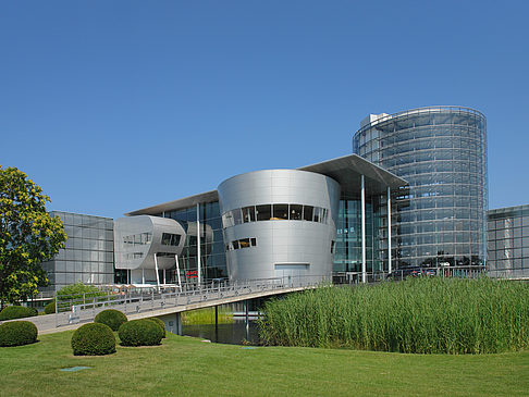 Foto Gläserne Manufaktur mit Wiese
