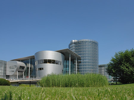Gläserne Manufaktur mit Wiese Foto 