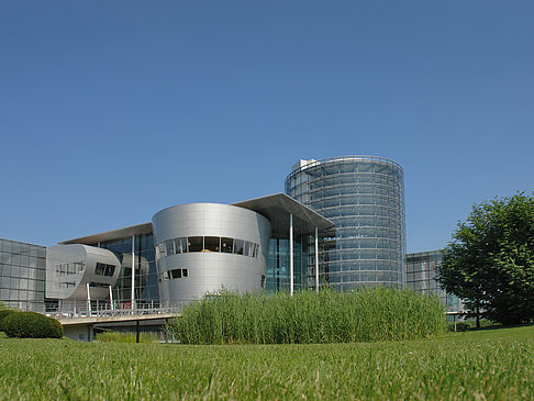 Fotos Gläserne Manufaktur mit Wiese | Dresden