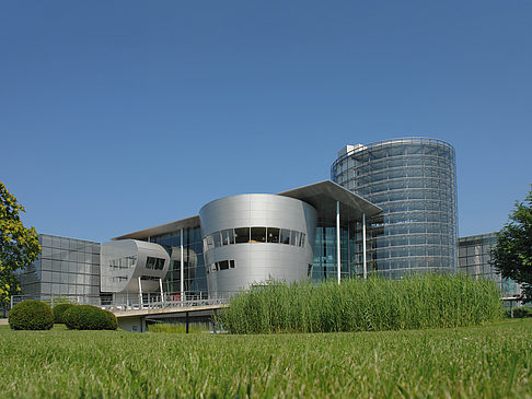 Foto Gläserne Manufaktur mit Wiese - Dresden