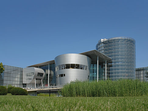 Fotos Gläserne Manufaktur mit Wiese