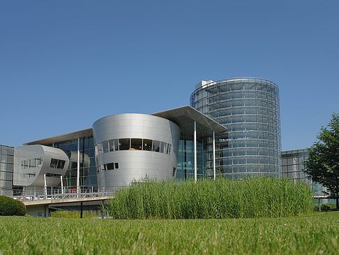 Foto Gläserne Manufaktur mit Wiese