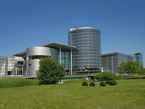 Fotos Gläserne Manufaktur mit Wiese | Dresden