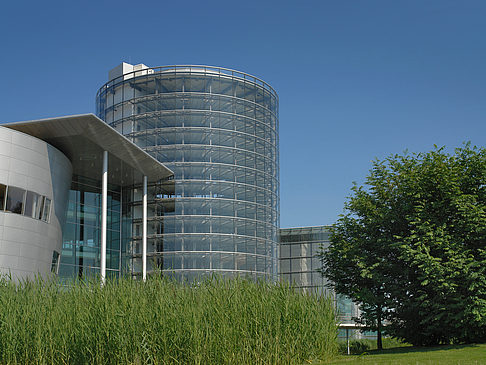 Fotos Gläserne Manufaktur mit Wiese