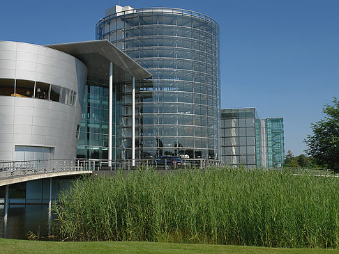 Fotos Gläserne Manufaktur mit Wiese | Dresden