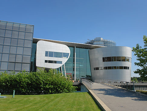 Gläserne Manufaktur mit Wiese Foto 