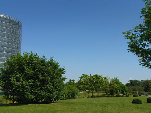Fotos Gläserne Manufaktur mit Wiese