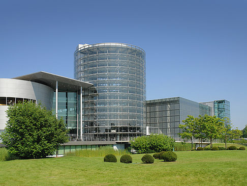 Gläserne Manufaktur mit Wiese