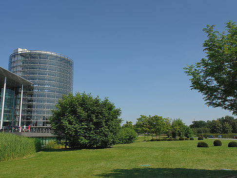 Gläserne Manufaktur mit Wiese Fotos