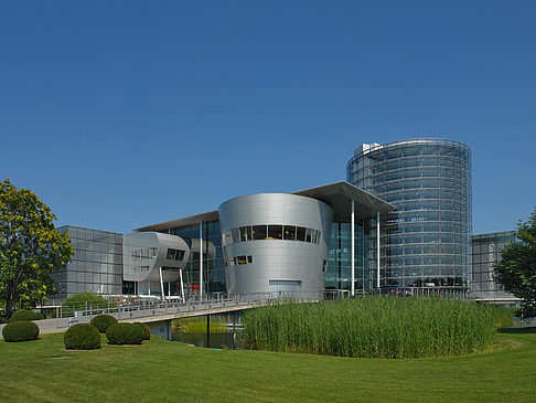 Foto Gläserne Manufaktur mit Wiese - Dresden