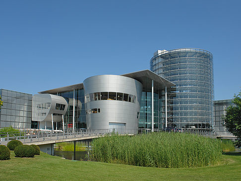 Gläserne Manufaktur mit Wiese Foto 