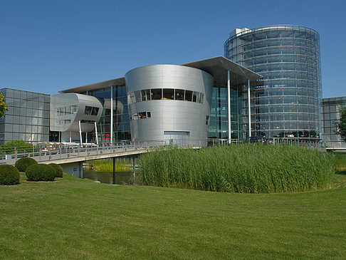 Gläserne Manufaktur mit Wiese