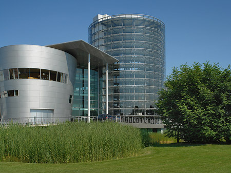 Gläserne Manufaktur mit Wiese Foto 