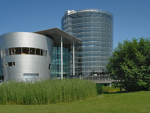 Gläserne Manufaktur mit Wiese Foto 