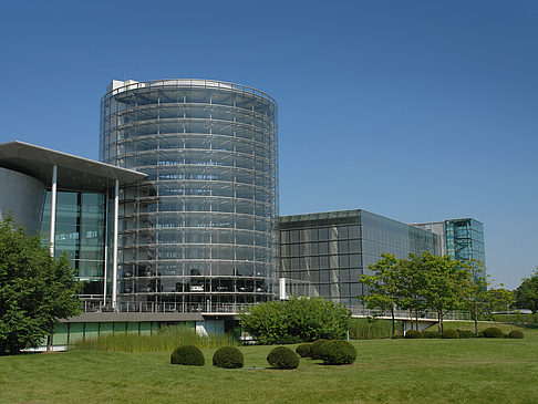 Gläserne Manufaktur mit Wiese
