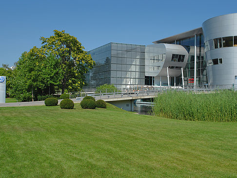 Gläserne Manufaktur mit Wiese