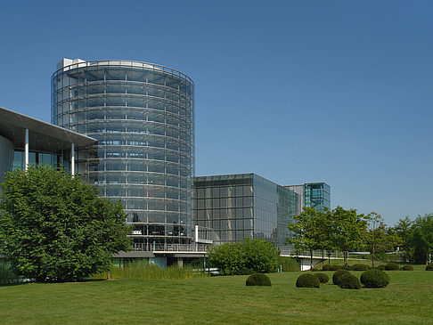 Fotos Gläserne Manufaktur mit Wiese | Dresden