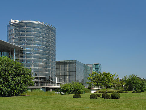 Foto Gläserne Manufaktur mit Wiese - Dresden