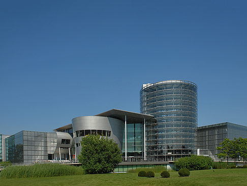 Foto Gläserne Manufaktur mit Wiese - Dresden