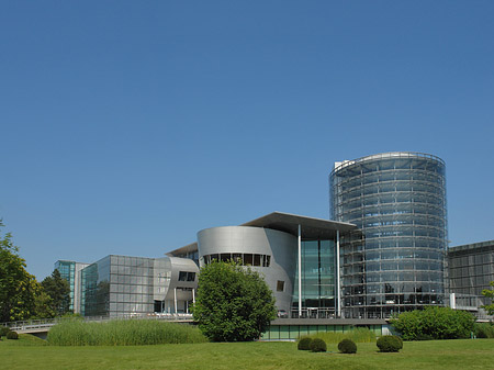 Gläserne Manufaktur mit Wiese