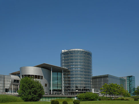 Fotos Gläserne Manufaktur mit Wiese | Dresden